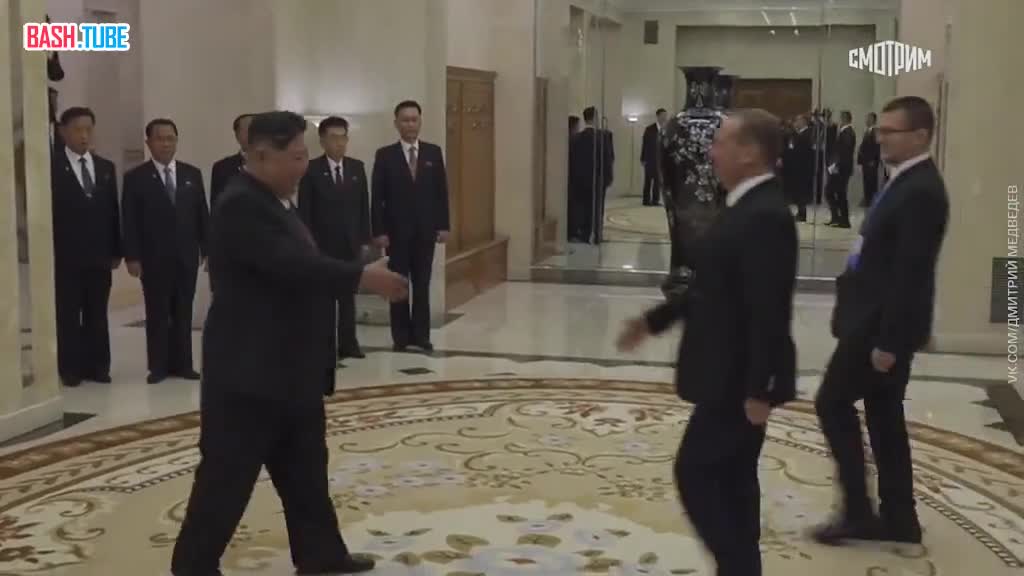  По-дружески обнялись: Дмитрий Медведев и Ким Чен Ын провели переговоры в КНДР