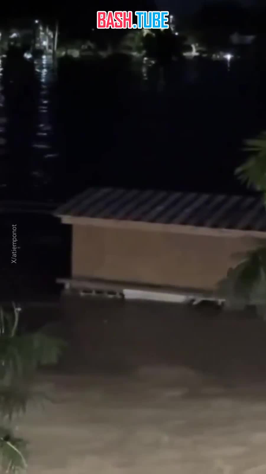  Дома плывут в затопленной Мексике, где от наводнения погибли более 40 человек, а еще десятки пропали без вести