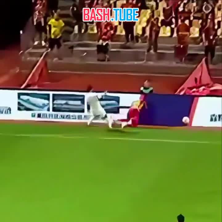  В Китае футболист сломал сопернику шею, толкнув его в рекламную конструкцию