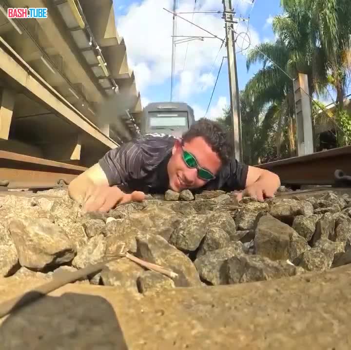  Американский блогер ради лайков решил лечь под поезд и снять все на видео