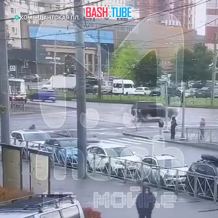  Лазурный автобус жёстко сбил 80-летнюю пенсионерку у ТРК «Атмосфера» на Комендантской площади