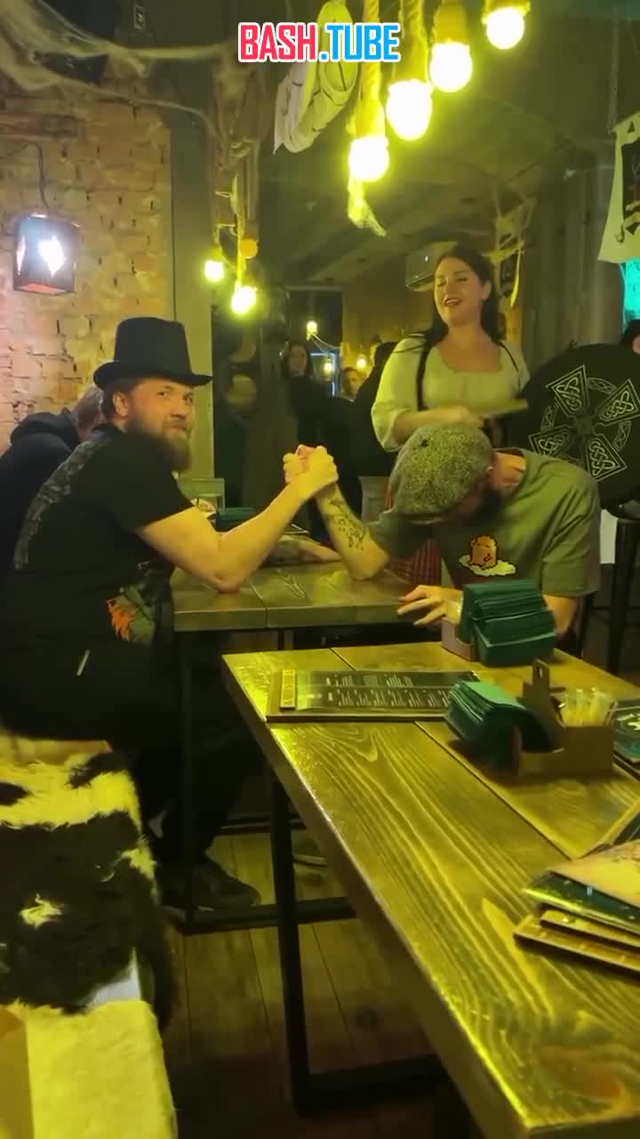  В питерском баре мужчина сломал руку во время поединка по армрестлингу