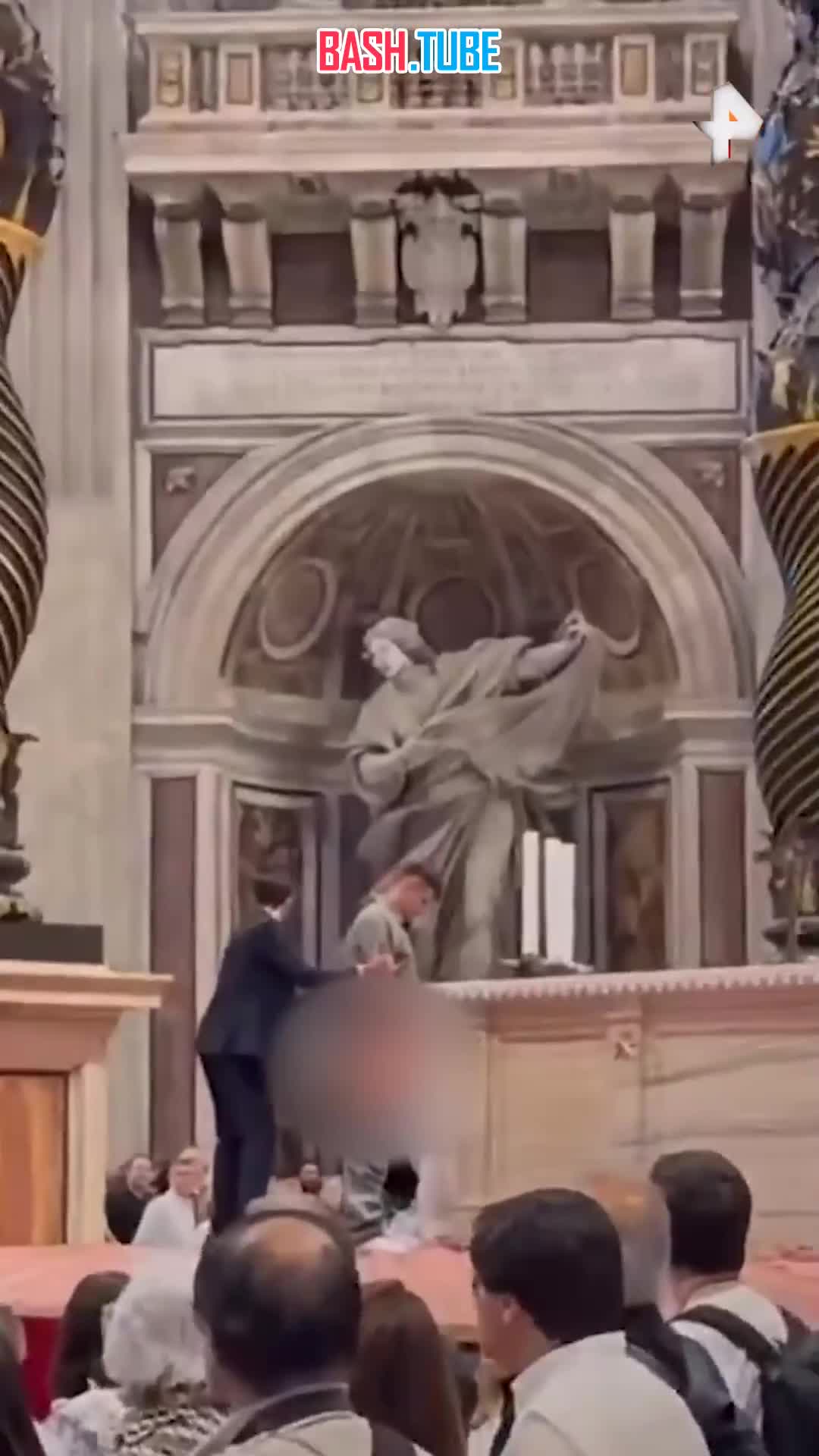  Неизвестный мужчина помочился на алтарь исповеди в ватиканском соборе Святого Петра