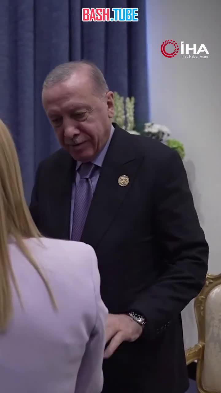  «Выглядишь великолепно, но я должен сделать так, чтобы ты бросила курить», - сказал Эрдоган Мелони