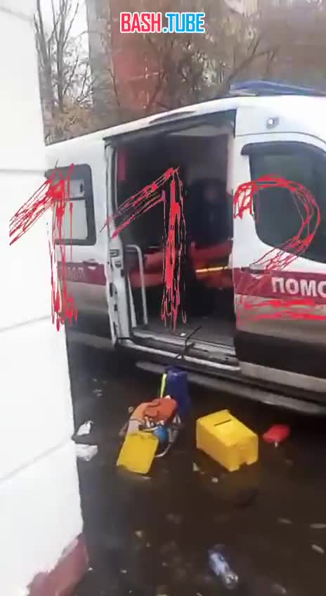  Пациент разгромил машину скорой на юге Москвы