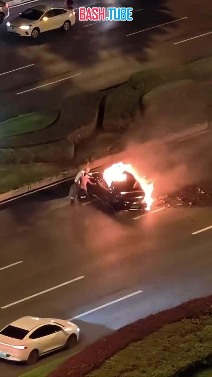  Электрокар Xiaomi SU7 Ultra загорелся и заблокировал двери в результате жуткой аварии в Китае