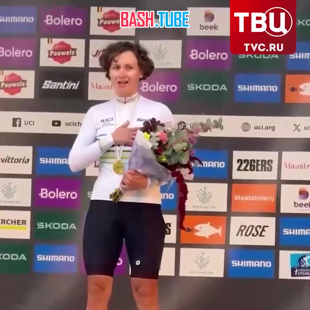  Россиянка положила руку на сердце и спела гимн РФ, пока играла музыка для спортсменов под нейтральным флагом