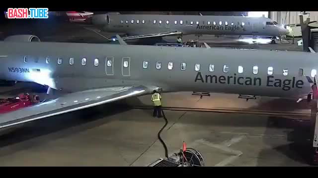  В американском аэропорту заправщик в Техасе получил шлангом по голове и разлил авиатопливо