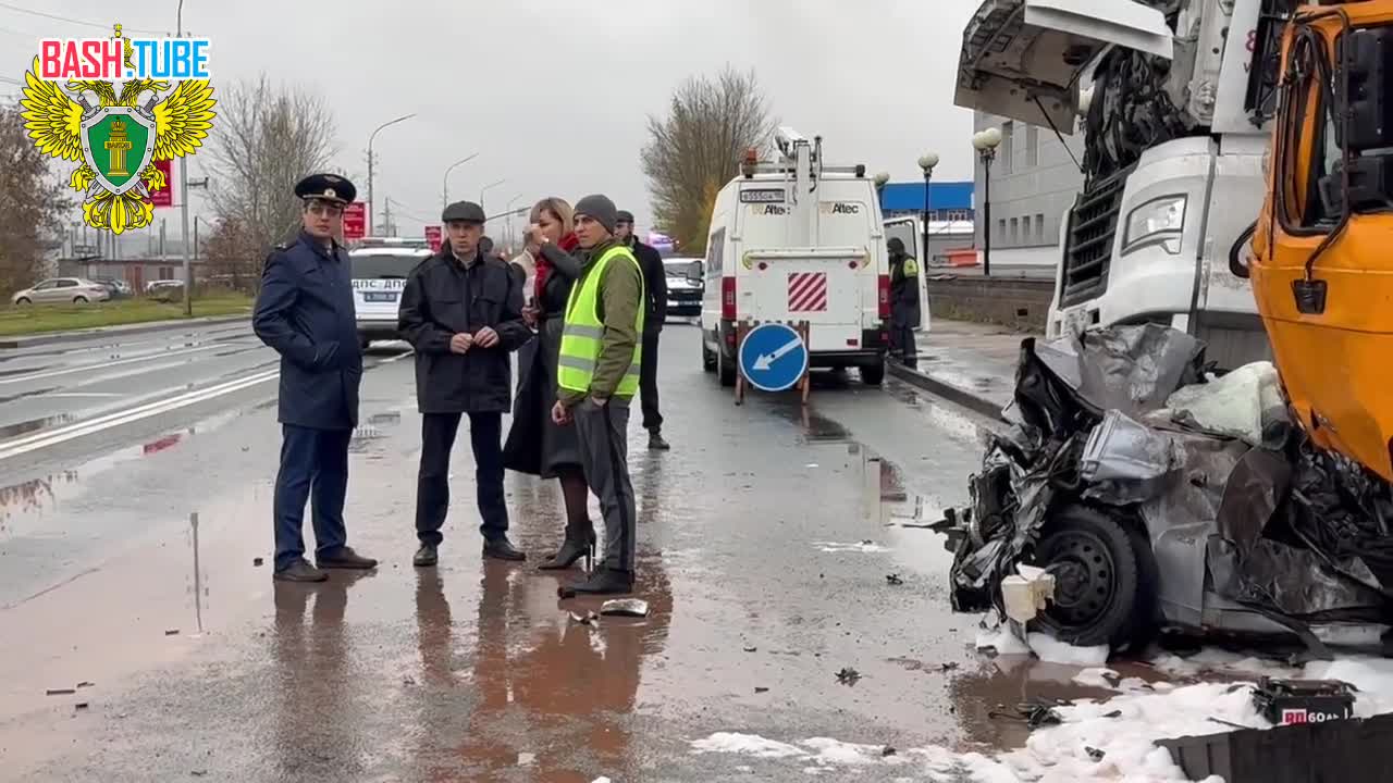  Грузовик протаранил 11 автомобилей в Уфе