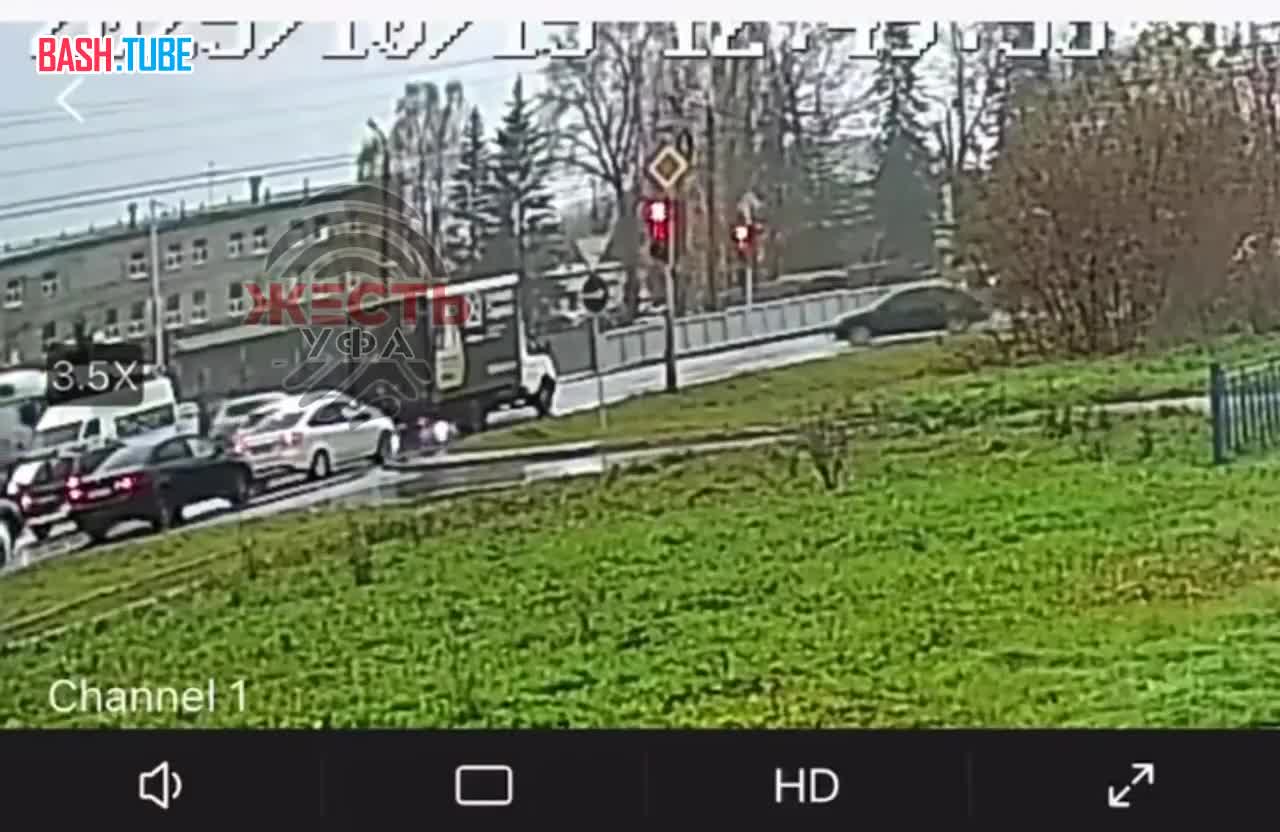  Момент аварии, когда грузовик «Шахман» начал сбивать автомобили на Уфимском шоссе, запечатленный с другого ракурса
