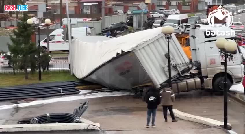  Массовая авария на Новоженова в Уфе - столкнулись три легковушки и фура