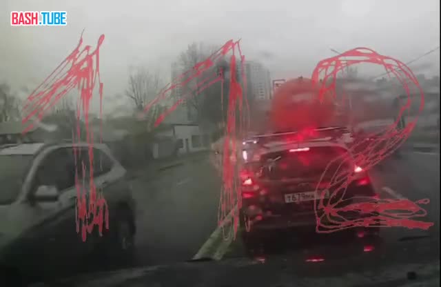  Момент массовой аварии в Уфе. На кадрах видно, как грузовик въезжает в легковушку и тащит ее несколько метров