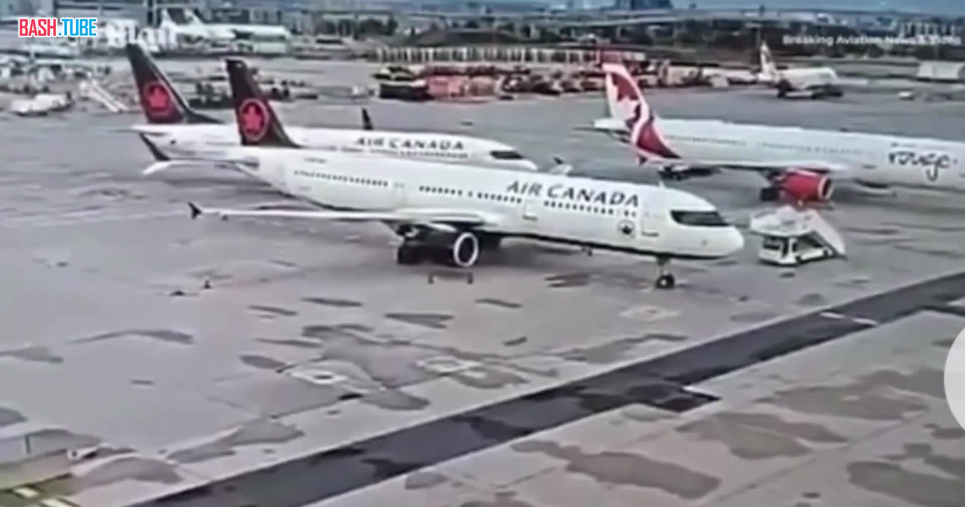  Boeing 737 Max попытались втиснуть между двумя другими лайнерами в Торонто - крылья не вместились, все три борта повреждены