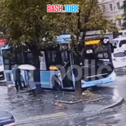  Пенсионерка вывалилась под колёса автобуса во Владивостоке, пытаясь запрыгнуть в салон