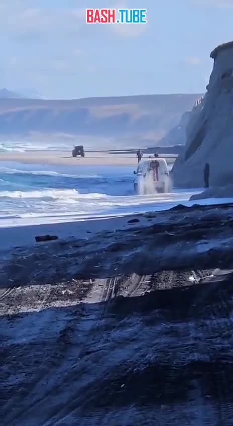  Спасателей на машине чуть не унесло волной в открытое море на Курильских островах