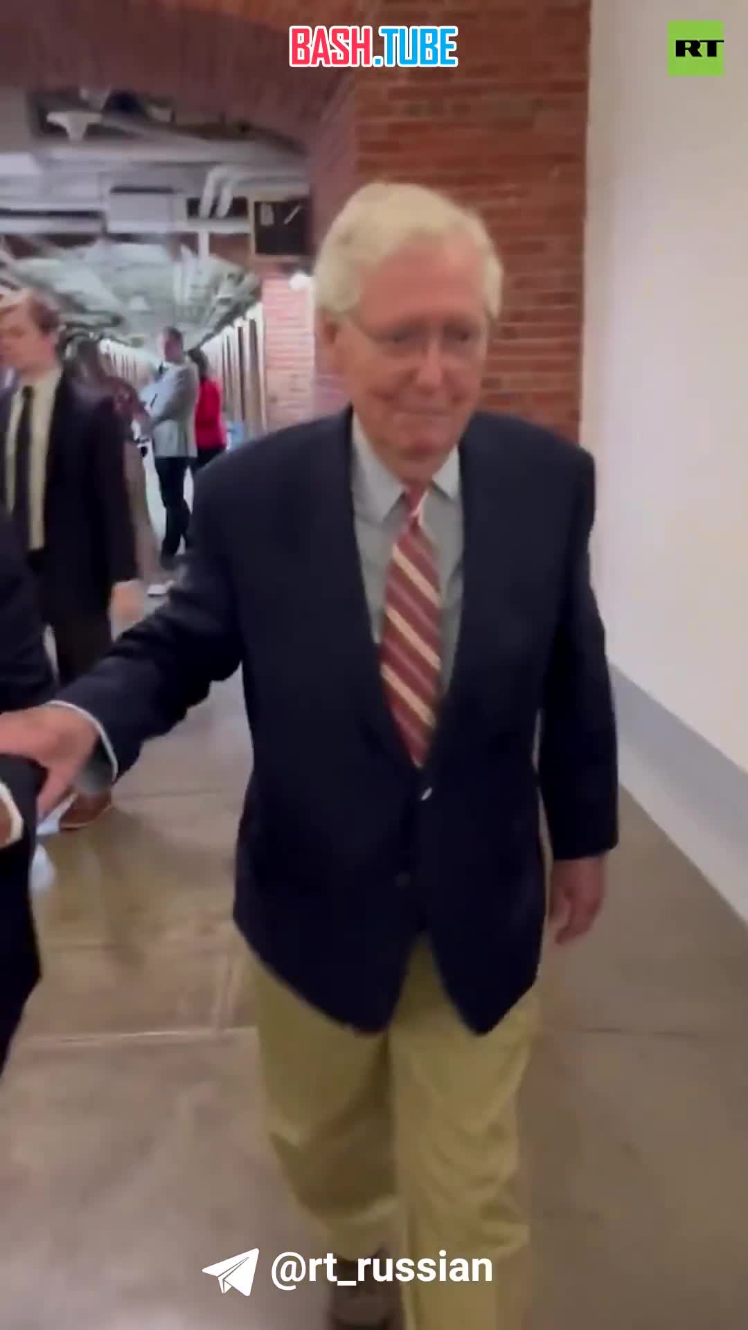  83-летнего сенатора Митча Макконнелла спросили про работу миграционных центров в США