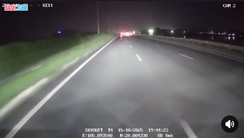  Во Вьетнаме водитель жестко сбил полуголого мужчину, выскочившего на дорогу: регистратор