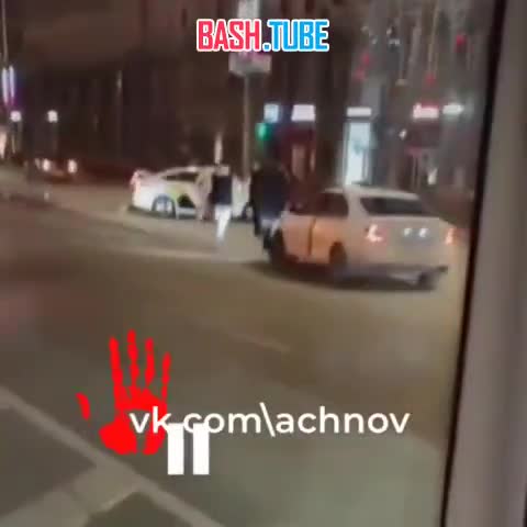  ДТП в самом центре Челябинска. В районе площади Революции разбита машина такси, вторая легковушка охвачена пламенем