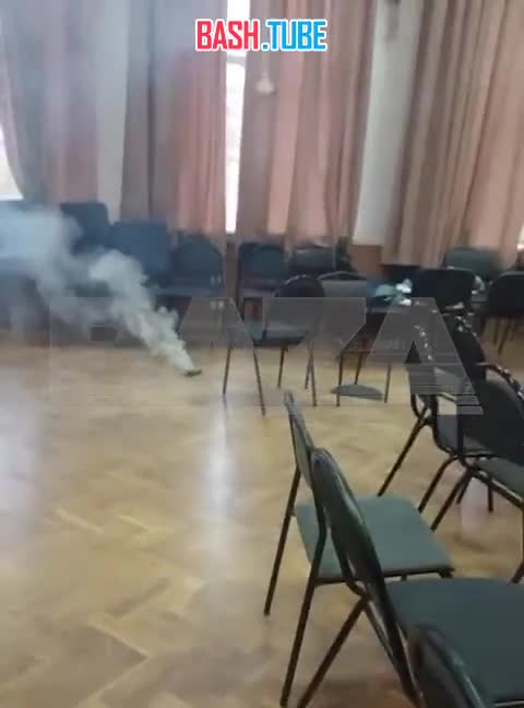  У ученика московской школы №1576 в руках задымился телефон, когда мальчик устроил испытания на прочность смартфону