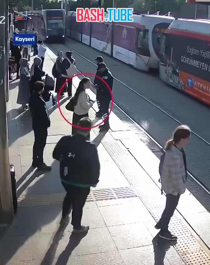  За секунду до: охранник в последний момент спас девушку от трамвая