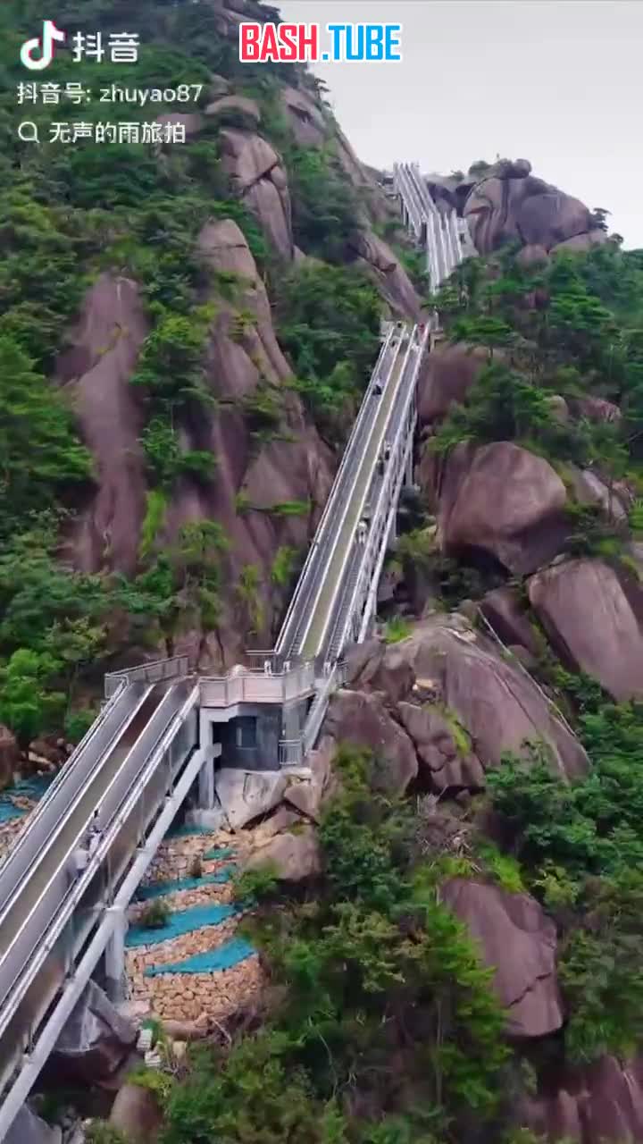  В Китае запустили самый длинный эскалатор в мире