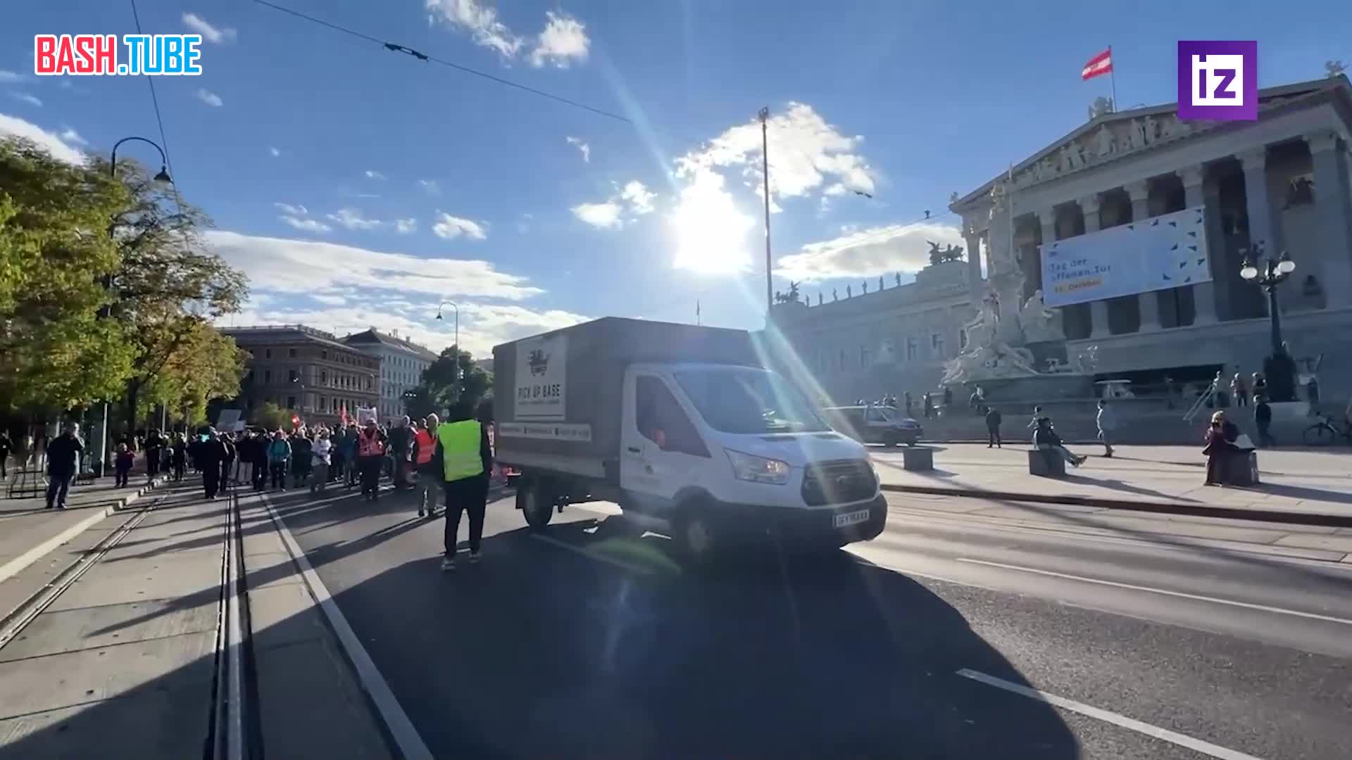  Движение в центре Вены перекрыто из-за массовой демонстрации против конфликта с Россией