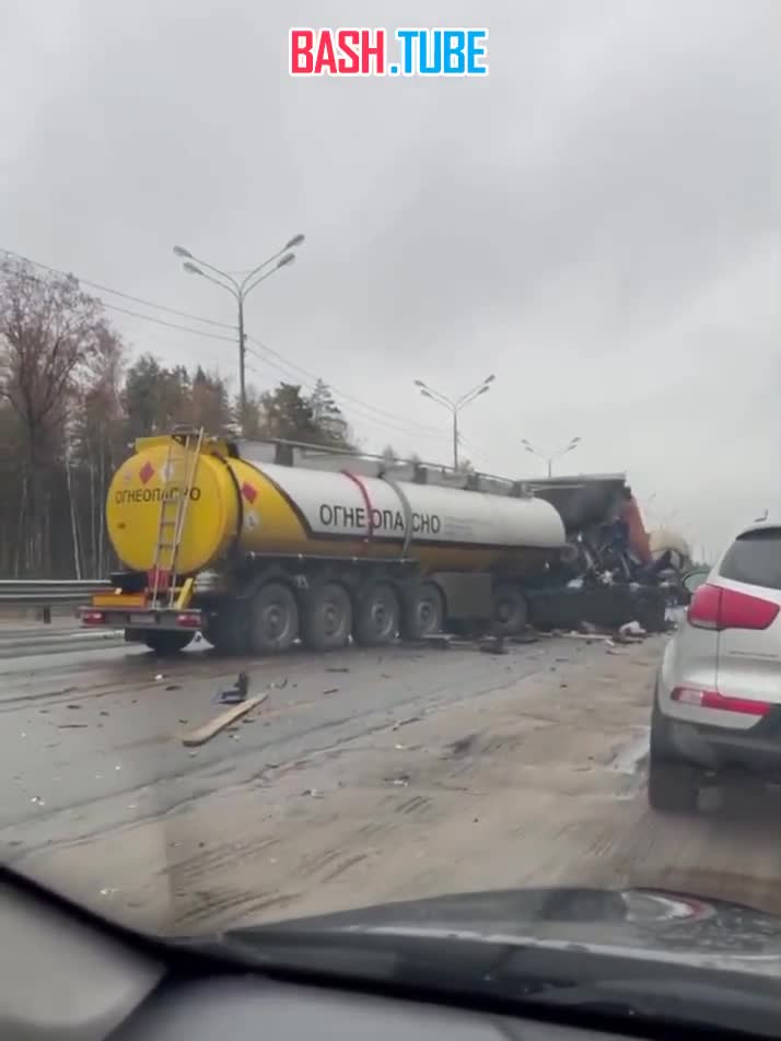  Страшная авария с участием 4 грузовиков и 2 легковушек произошла в подмосковном Серпухове