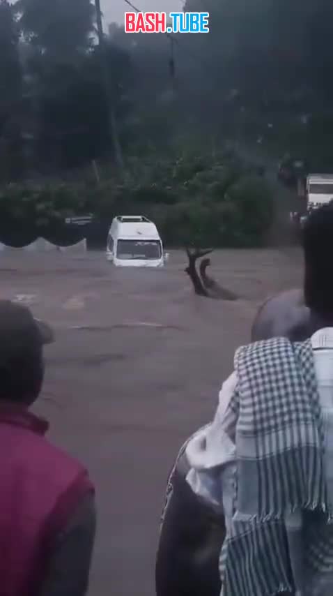  Микроавтобус смыло паводком в округе Идукки, Индия, штат Керала