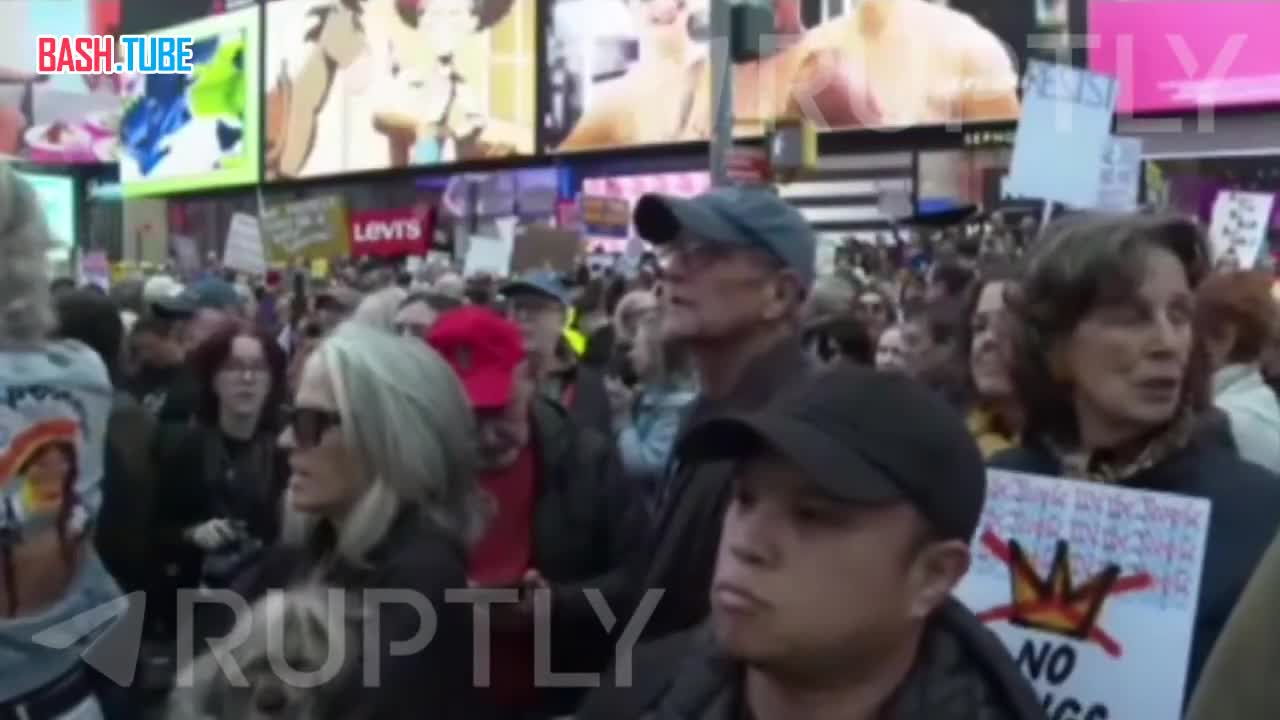  «Нет королям!» Тысячи американцев по всей стране вышли на митинги против Трампа