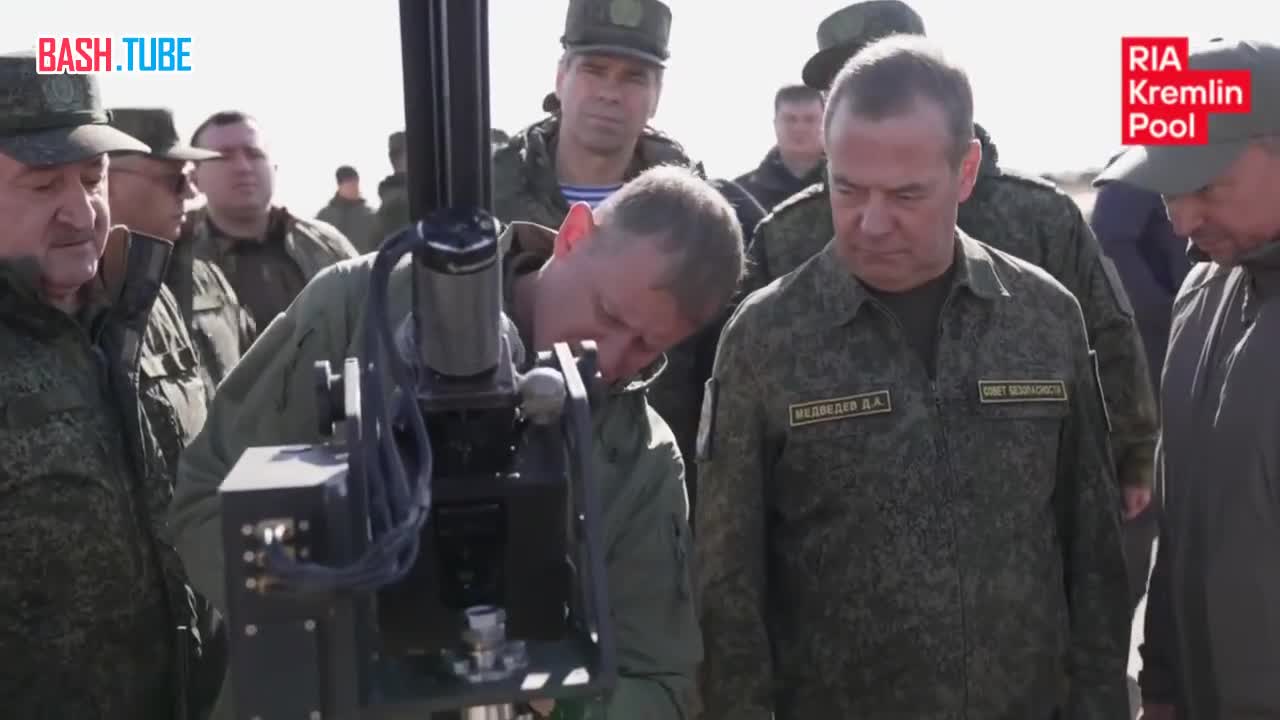  Замглавы Совбеза Дмитрий Медведев во время рабочей поездки в Южный федеральный округ посетил полигон Капустин Яр