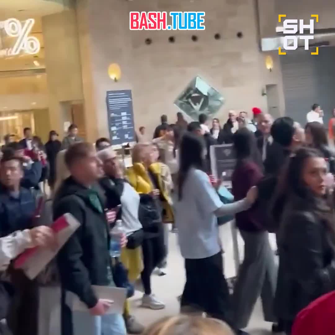  Парижский Лувр ограбили. Преступники вынесли девять предметов из коллекции драгоценностей Наполеона