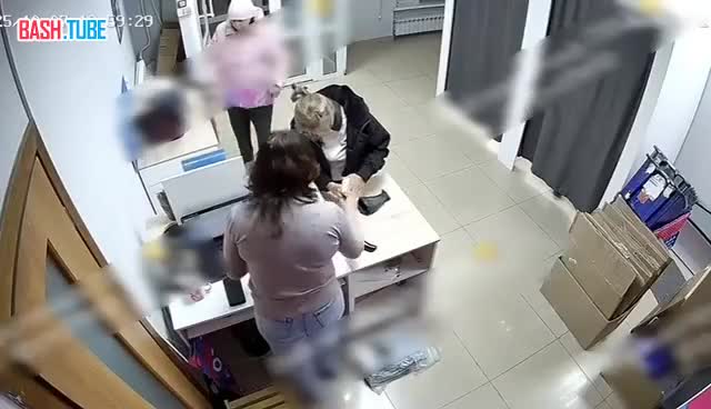  В Екатеринбурге неадекватный клиент угрожал сотруднице ПВЗ, потому что... у его подруги закончились деньги