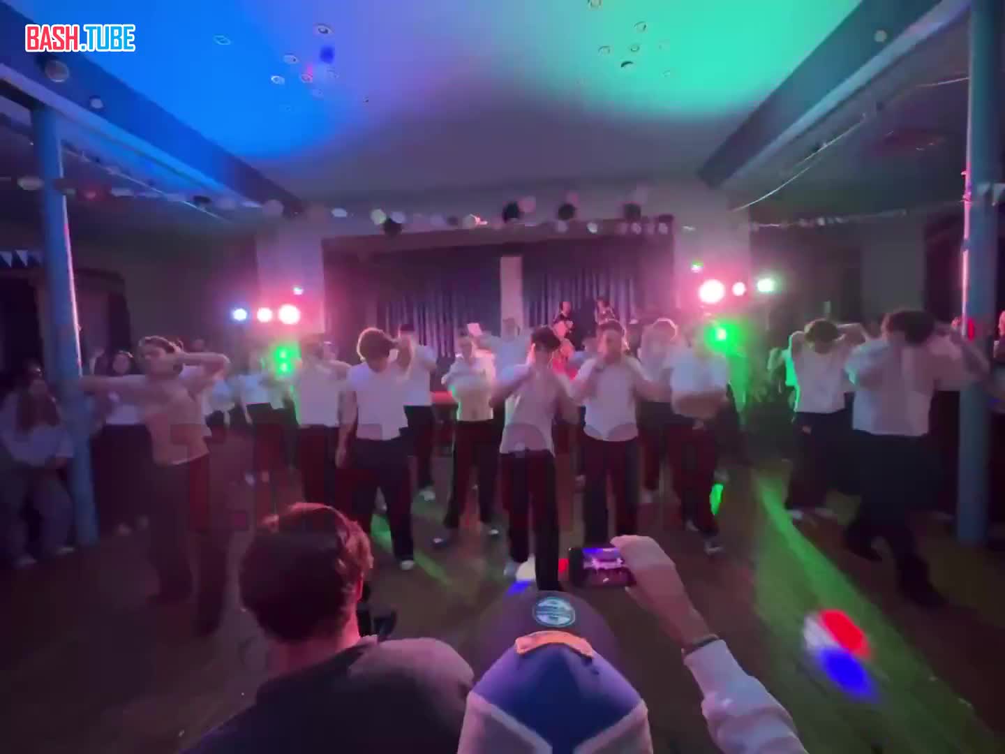  Поцелуйная оргия, полуголые танцы и имитация групповухи - так в этом году прошёл посвят в студенты ВУЗа Плеханова