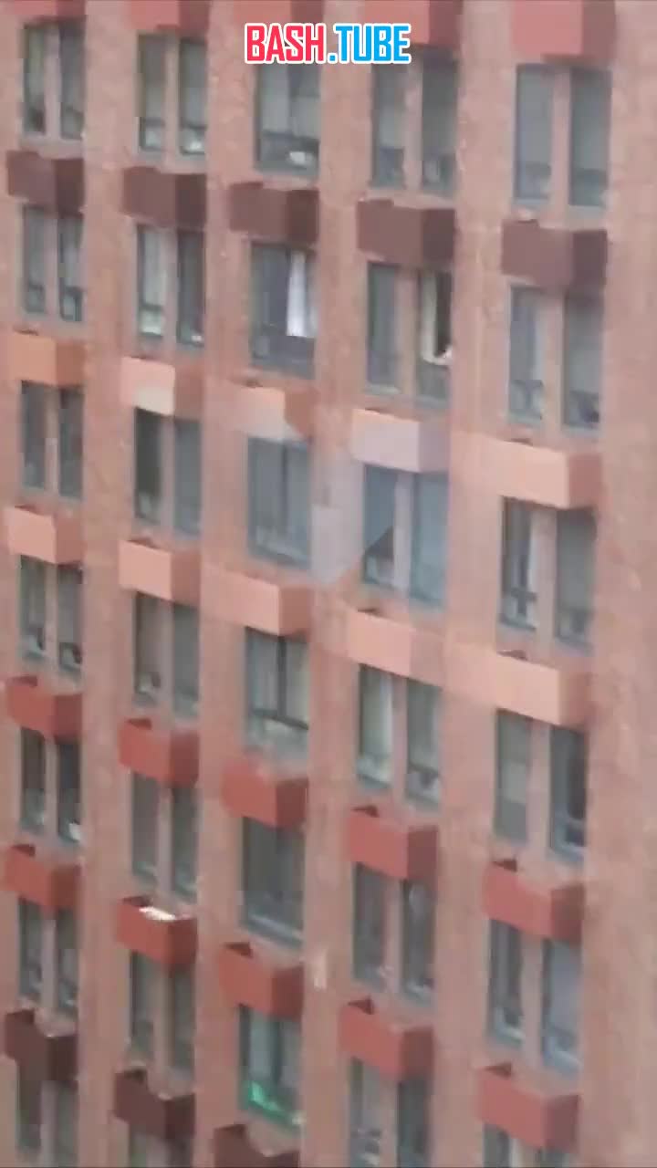  Москвич снял на видео курящего из окна человека и вызвал полицию - теперь он сам может получить штраф