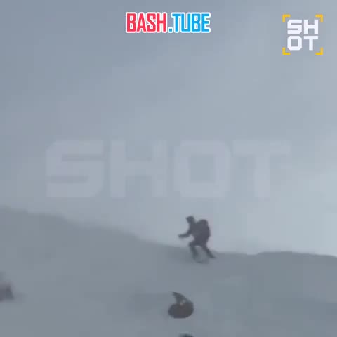  Лыжника затянуло под лавину в горах Красноярского края. По данным SHOT, спортсмену чудом удалось выбраться