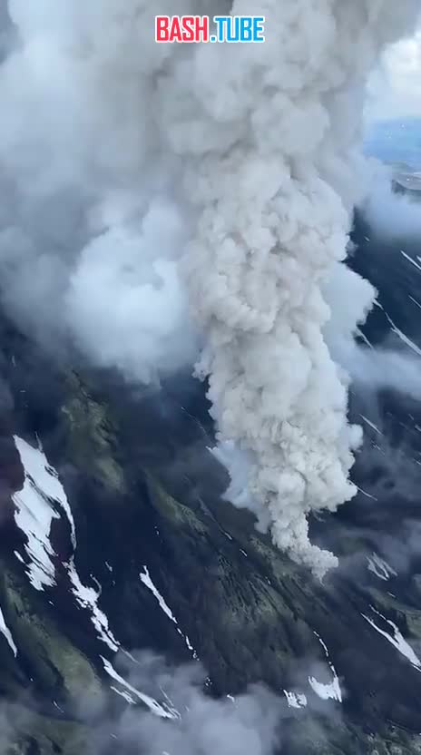  Вулкан Крашенинникова, пробудившийся спустя почти 500 лет покоя после землетрясения 30 июля, вновь выбросил столб пепла