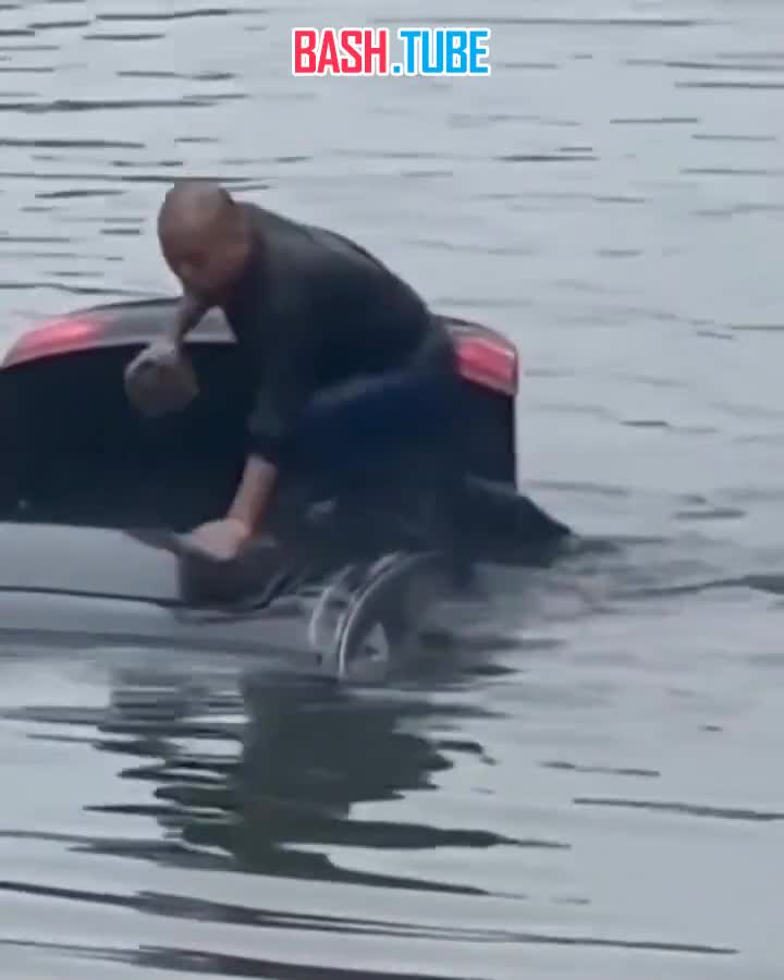  В китайском Тайчжоу автомобиль упал в реку