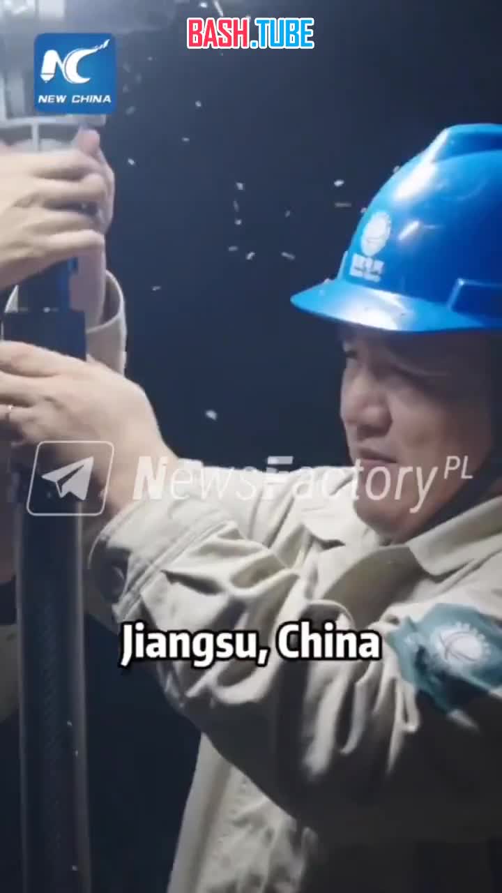  В Китае на осенней жатве фермеры используют осветительные дроны, которые позволяют им работать и после наступления темноты