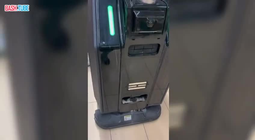  В Литве, в магазине Norfa покупатель снял на видео работающего робота-полотера, который говорил по-русски