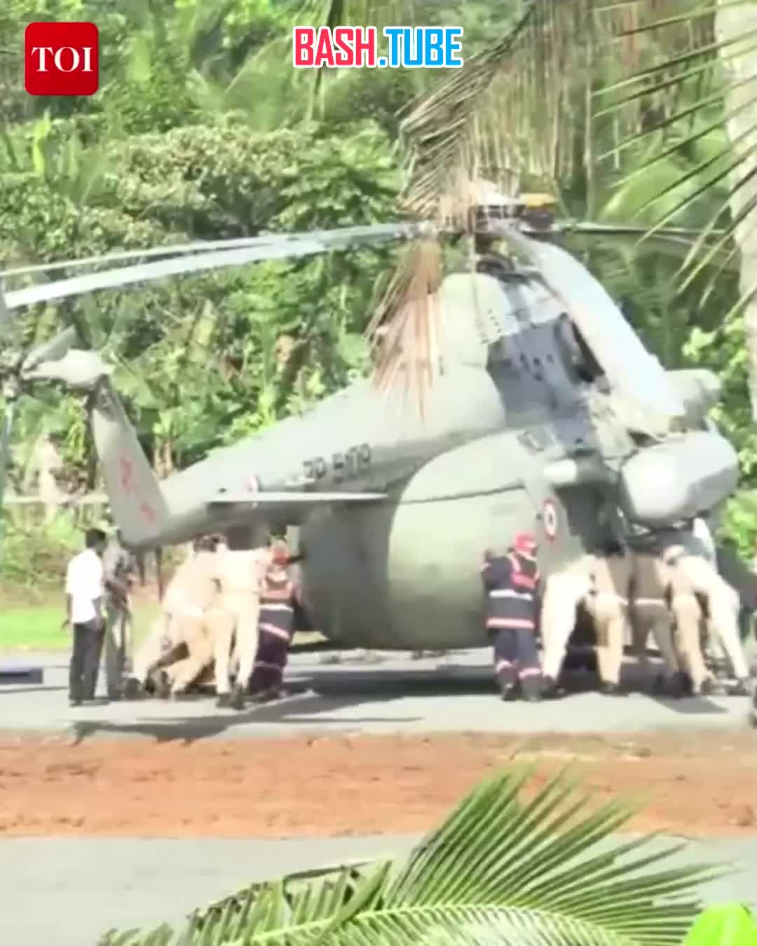  Вертолет с президентом Индии Драупади Мурму провалился в недавно уложенный асфальт