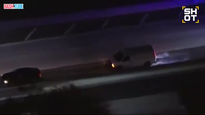  Угонщик в прямом эфире выпрыгнул на ходу из фургона - прямо под колёса встречки в Лос-Анджелесе