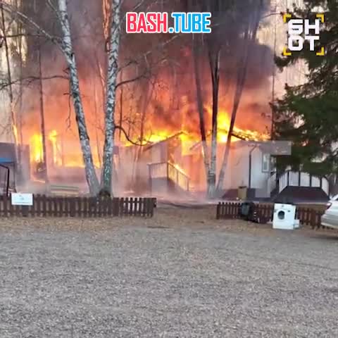  Экопарк-отель с коттеджами и банями горит в Красноярском крае