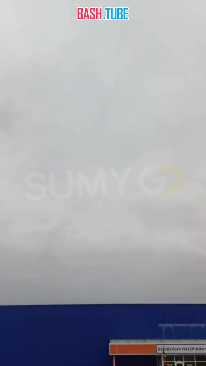  Момент прилета дрона-камикадзе «Италмас» рядом с заправкой в Сумах, произошедший прямо возле оператора, ведущего съемку