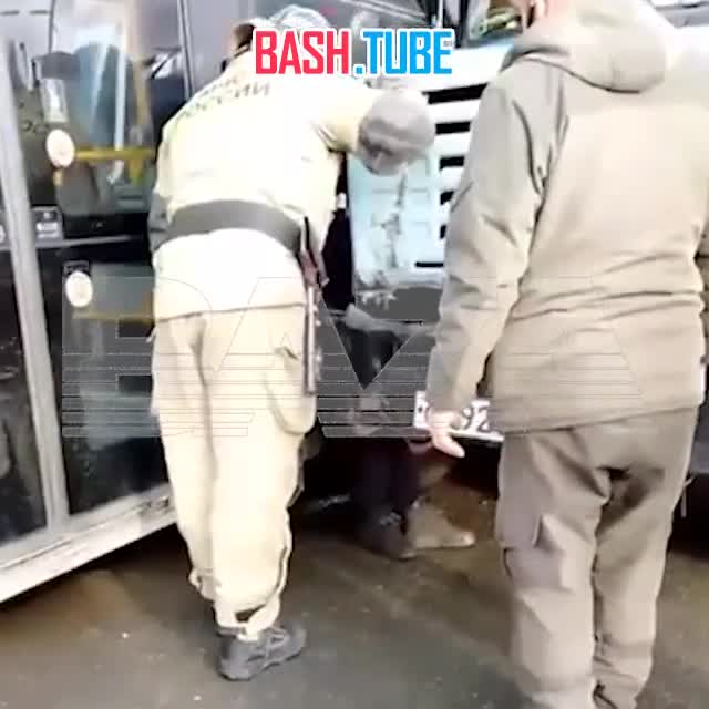  Мусоровоз припечатал пешехода к трамваю в Уфе - мужчина чудом серьёзно не пострадал