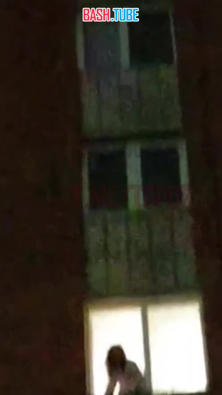  Не для слабонервных: в Воткинске девушка вытолкнула парня из окна 5-го этажа, а потом спрыгнула сама