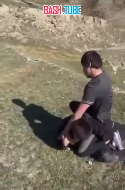  В Дагестане взрослый избил школьника, а учитель снимал это на видео