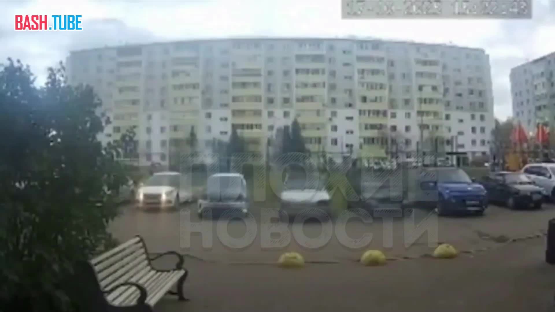  В Татарстане автоледи перепутала педали и врезалась в подъезд: от ужаса она разревелась