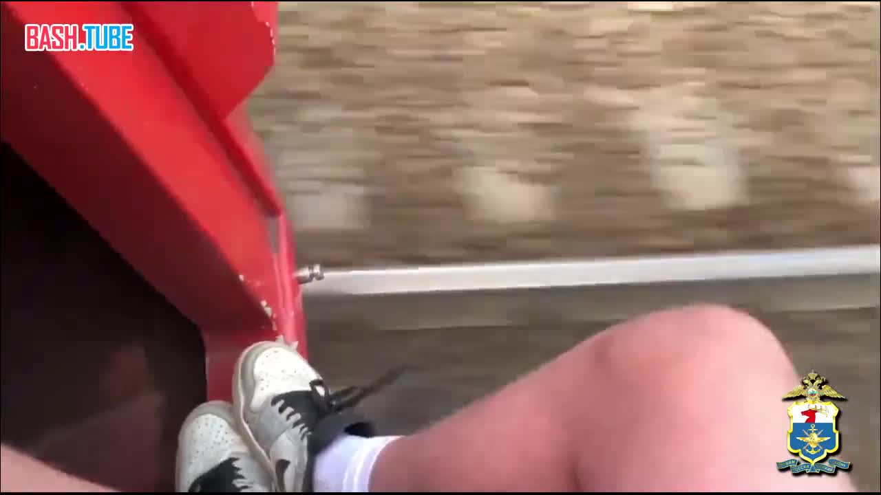  В Уфе полицейские нашли в соцсетях видео, на котором местный школьник едет, стоя на сцепке электропоезда