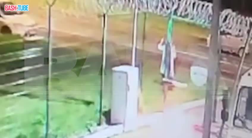  Момент попытки поджога здания МВД в Петербурге: тру‑крайм‑блогерша подошла к забору и кинула бутылку с зажигательной смесью