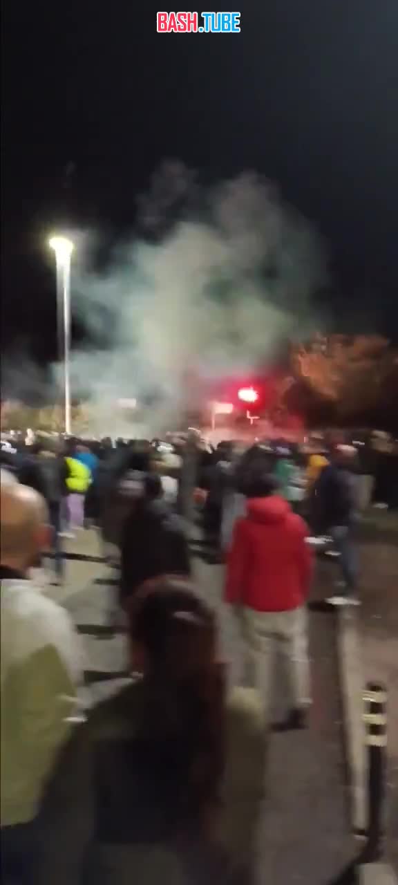  Детская коляска с фейерверками: массовые беспорядки в Ирландии